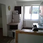 Hastrmanek, 3 *