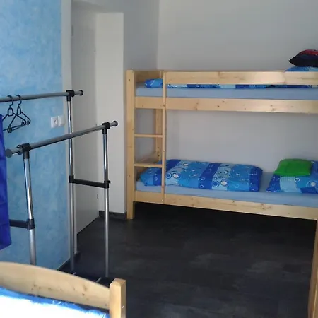 Hastrmanek, 3 *
